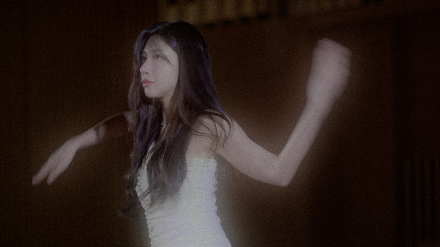 LE SSERAFIM - Swan Song MV 28
