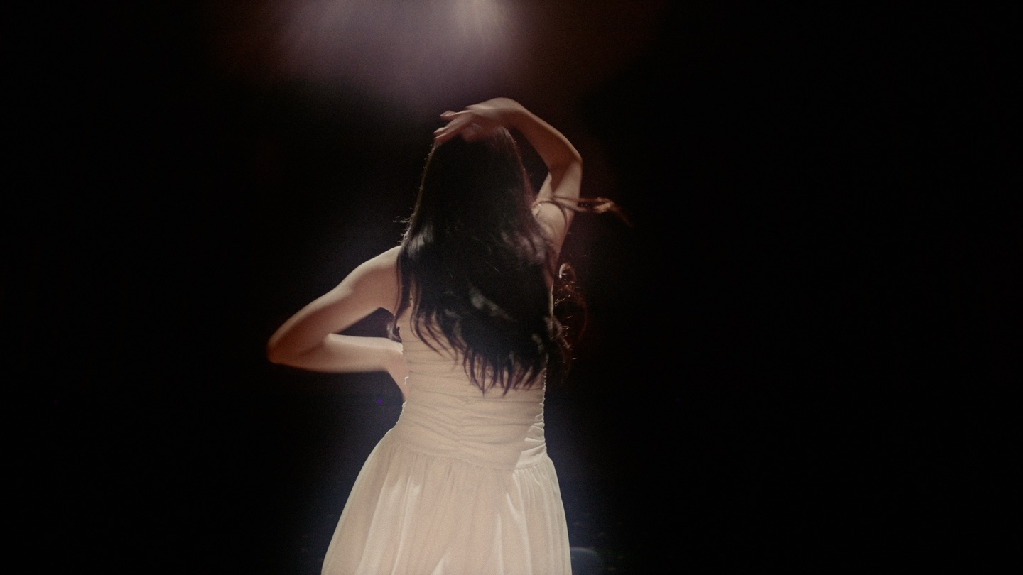 LE SSERAFIM - Swan Song MV 03