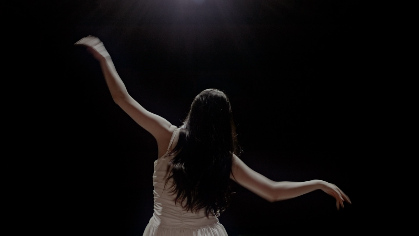 LE SSERAFIM - Swan Song MV 17